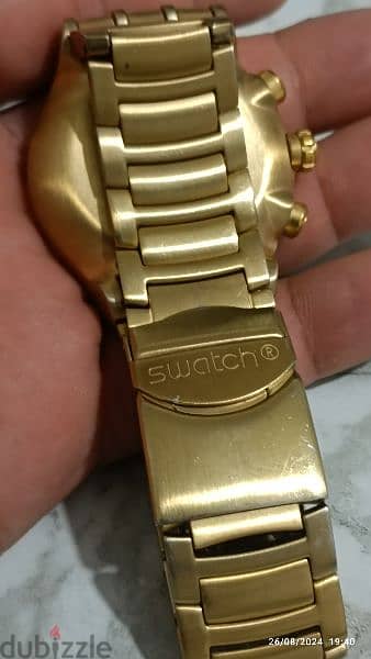 ساعه swatch كتير نضيفه قياس كبير ولاجرح لون ذهبي 1