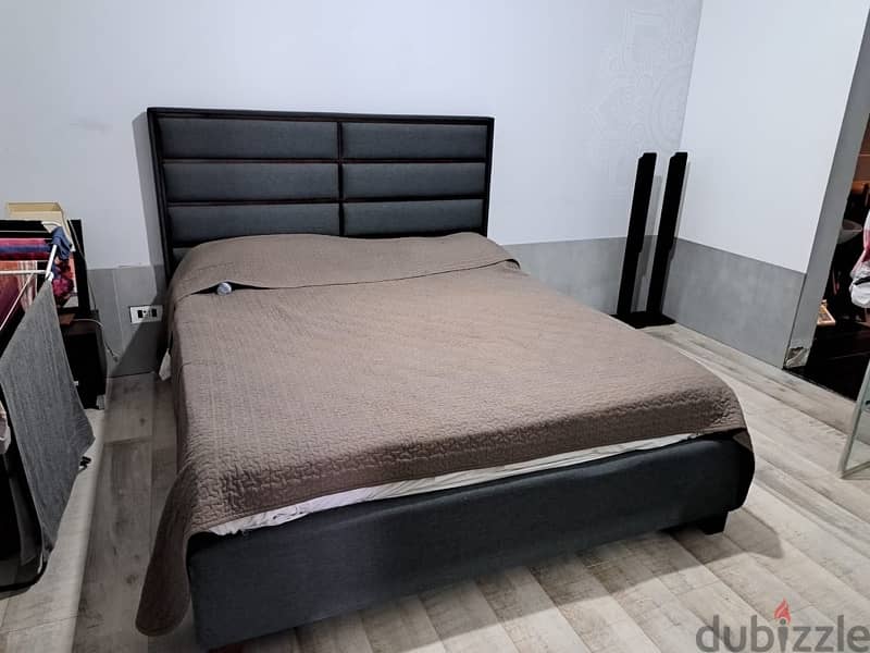 king size bed + night table 3