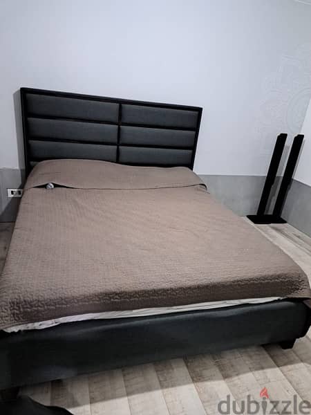 king size bed + night table 4