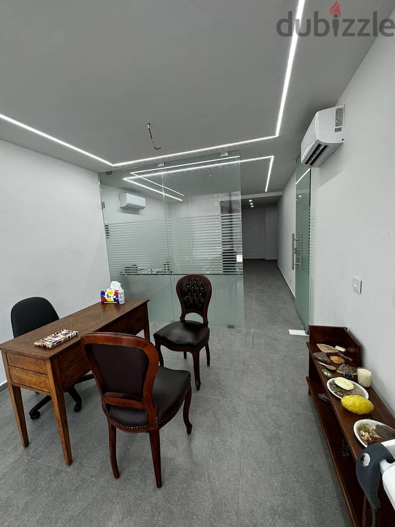 Prime location and great condition office for rent in Dekweneh 5