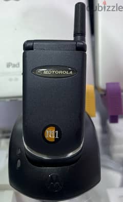 vintage motorola v3 mobile phone with original dock & charger