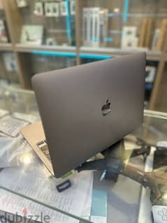 Super clean used macbook pro 13"
8/256 m1 
cycle count:191