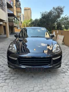 Porsche Cayenne GTS 2016 dark blue on black (company source)