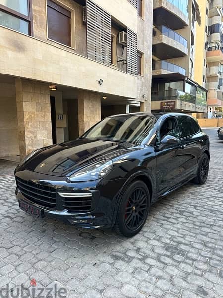 Porsche Cayenne GTS 2016 dark blue on black (company source) 1