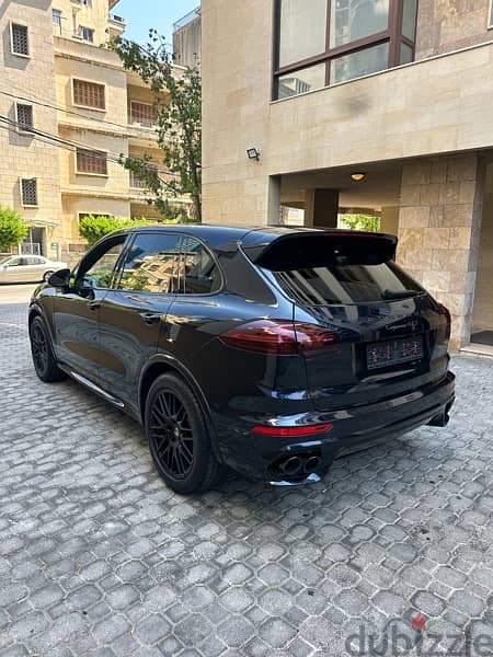 Porsche Cayenne GTS 2016 dark blue on black (company source) 3