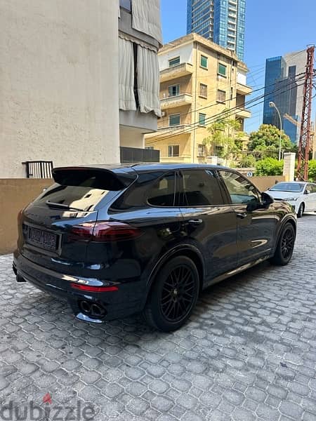 Porsche Cayenne GTS 2016 dark blue on black (company source) 4