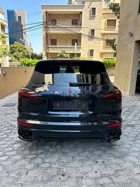 Porsche Cayenne GTS 2016 dark blue on black (company source) 5