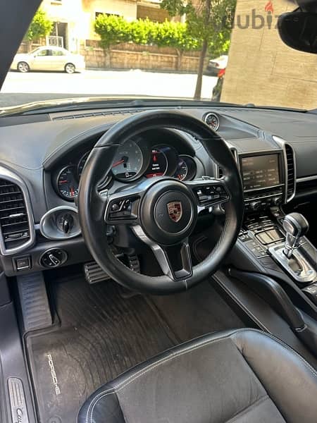 Porsche Cayenne GTS 2016 dark blue on black (company source) 8