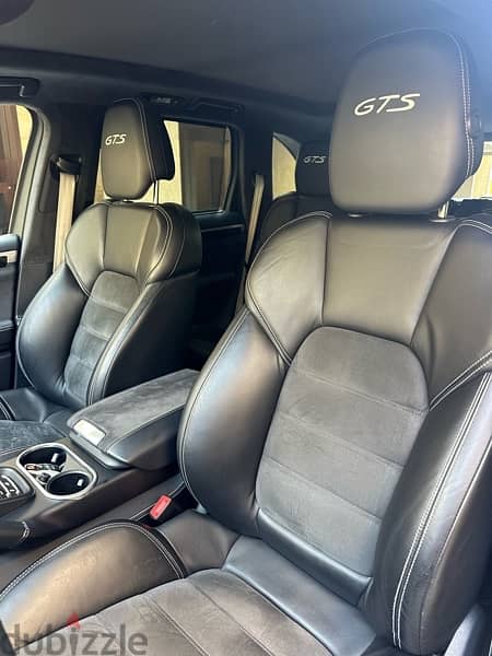 Porsche Cayenne GTS 2016 dark blue on black (company source) 12