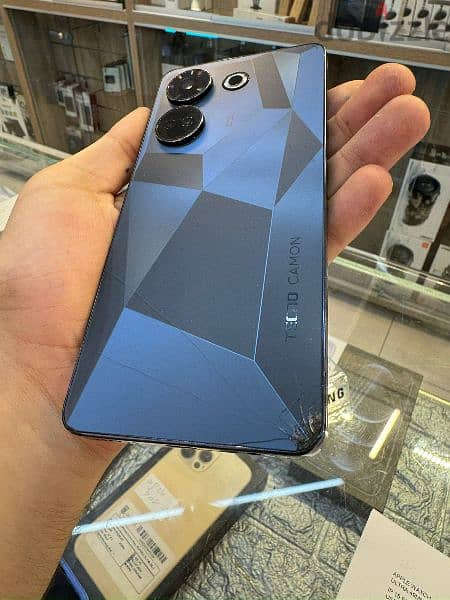 Used tecno cammon 20 pro 
8/256 gb 
cracked back cover 1