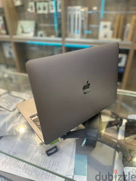 Super clean used macbook pro 13"
8/256 m1 
cycle count:191 1