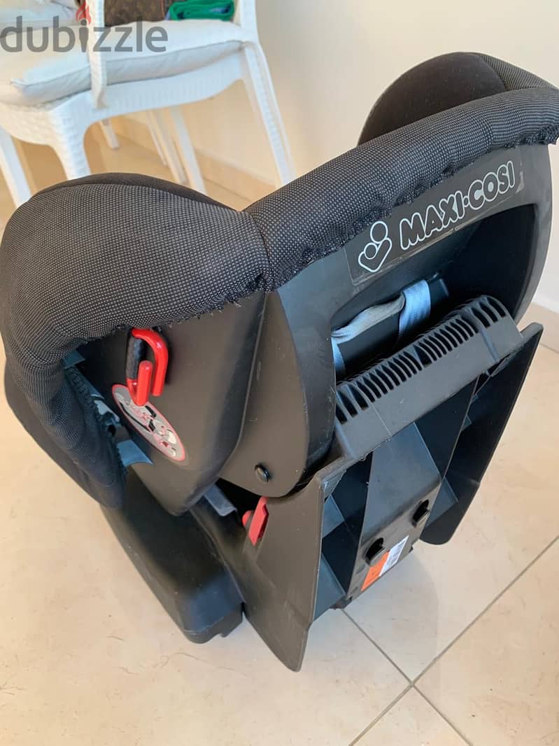 Maxi Cosi car seat and backless car seat 2