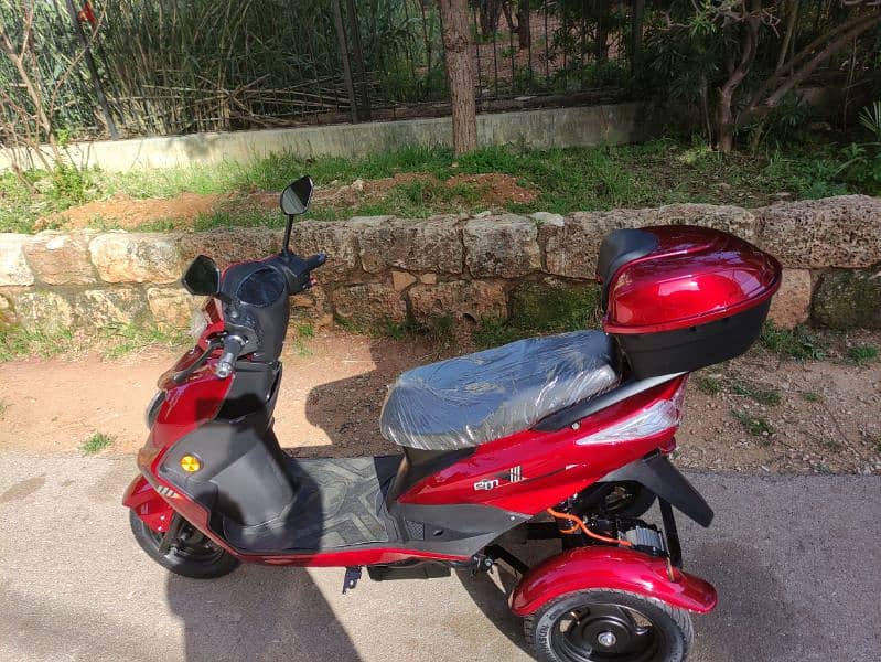 like new E tricycle 2023 60km speed /3 speeds/Alarm 1000 w price 800$ 1