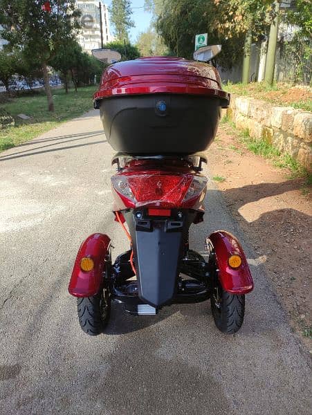 like new E tricycle 2023 60km speed /3 speeds/Alarm 1000 w price 800$ 3