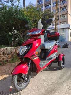 like new E tricycle 2023 60km speed /3 speeds/Alarm 1000 w price 800$