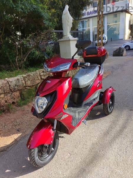 like new E tricycle 2023 60km speed /3 speeds/Alarm 1000 w price 800$ 4