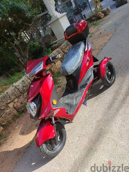 like new E tricycle 2023 60km speed /3 speeds/Alarm 1000 w price 800$ 5