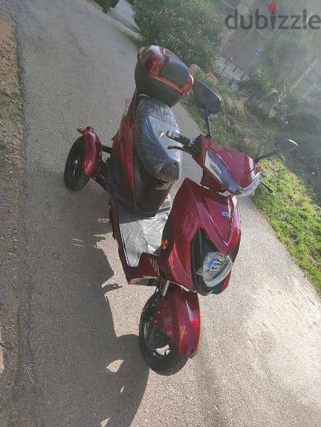 like new E tricycle 2023 60km speed /3 speeds/Alarm 1000 w price 800$ 6