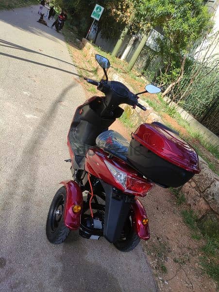 like new E tricycle 2023 60km speed /3 speeds/Alarm 1000 w price 800$ 8