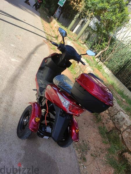 like new E tricycle 2023 60km speed /3 speeds/Alarm 1000 w price 800$ 10