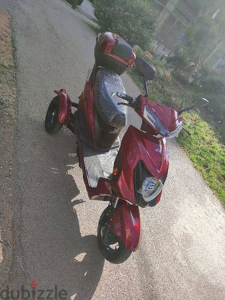 like new E tricycle 2023 60km speed /3 speeds/Alarm 1000 w price 800$ 2