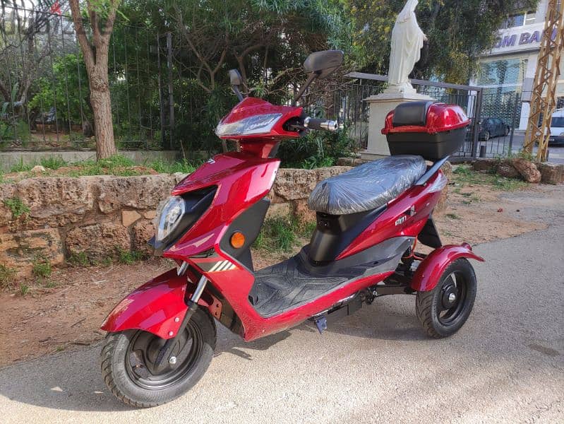 like new E tricycle 2023 60km speed /3 speeds/Alarm 1000 w price 800$ 3