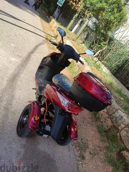 like new E tricycle 2023 60km speed /3 speeds/Alarm 1000 w price 800$ 4