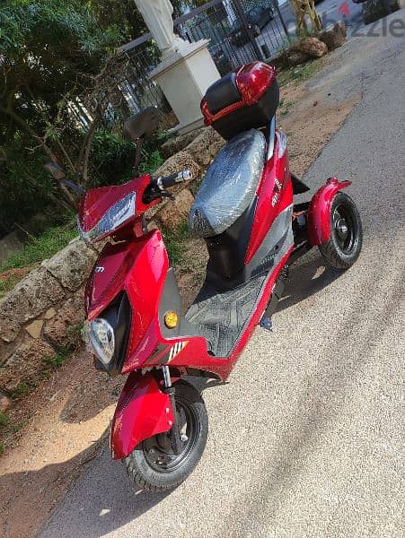 like new E tricycle 2023 60km speed /3 speeds/Alarm 1000 w price 800$ 5