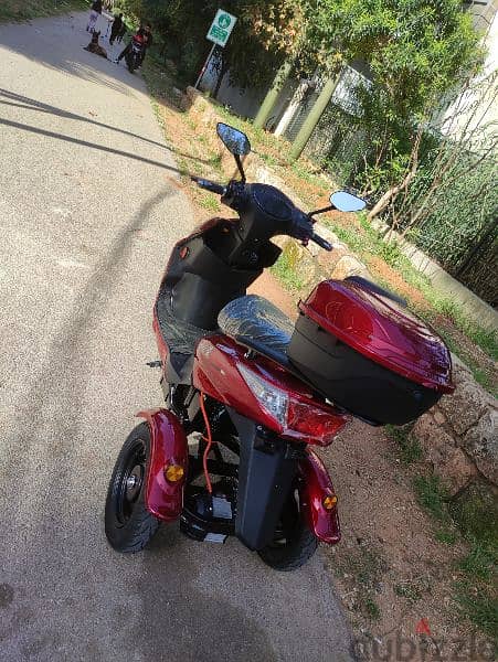 like new E tricycle 2023 60km speed /3 speeds/Alarm 1000 w price 800$ 9