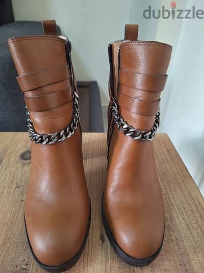 boots size 38