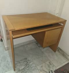 Computer Desk مكتب للكمبيوتر بحالة ممتازة جدا سنديان مع ٣ جوارير