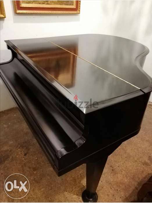 بيانو لون اسود لميع مميز للغاية حجم وسط يعمل للعذف ممتاز ألماني الصنع 1