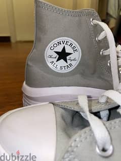 GRAY AND WHITE CONVERSE