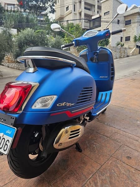 Vespa Super 300 GTS, ITALIAN 3