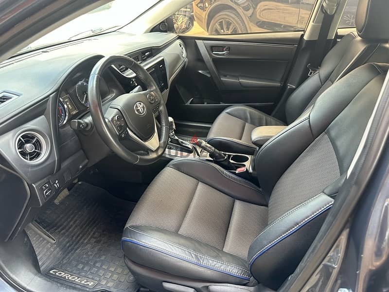 Toyota Corolla 2017 SE like new 4