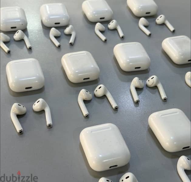 AirPods 1 Super clean in excellent condition 1