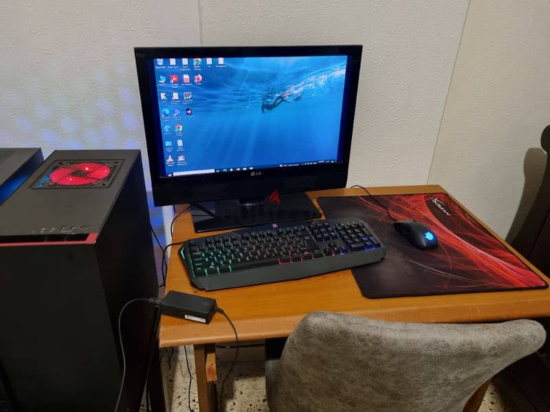 Full gaming pc + Screen + table desk 4