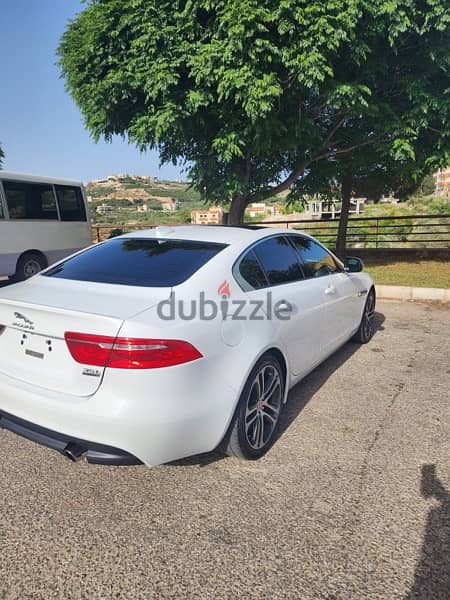 Jaguar XE 2017 4