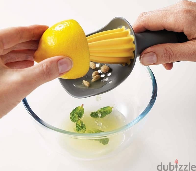 Catcher Citrus Reamer with Pip-catching Cup – Grey/Yellow 3