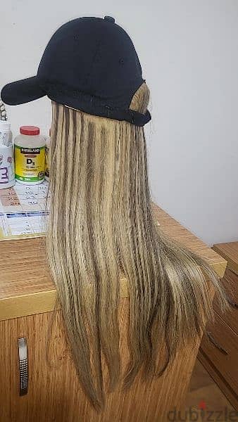 casquette with natural blond hair