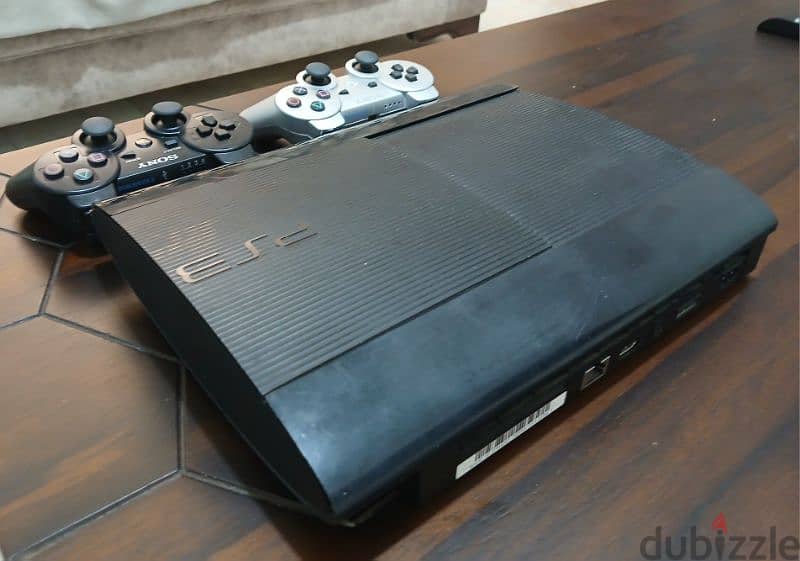 Ps3 Super Slim, 2 Controllers, fiha 13 le3be 2