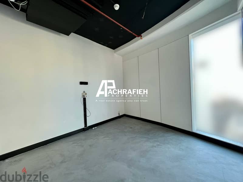 Office For Rent in Sodeco - مكتب للإجار في الأشرفية 7