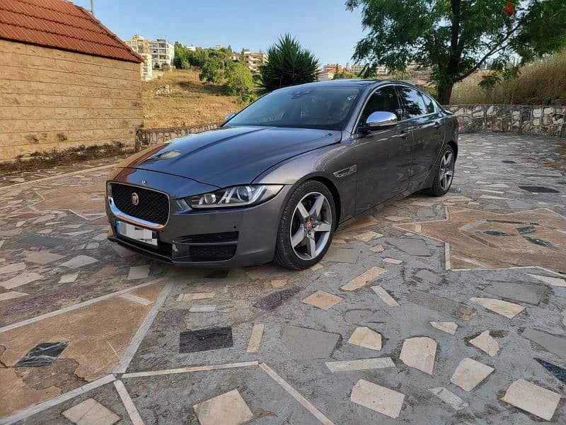 Jaguar XE 2017 4