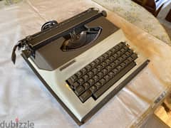 Royal Typewriter 0