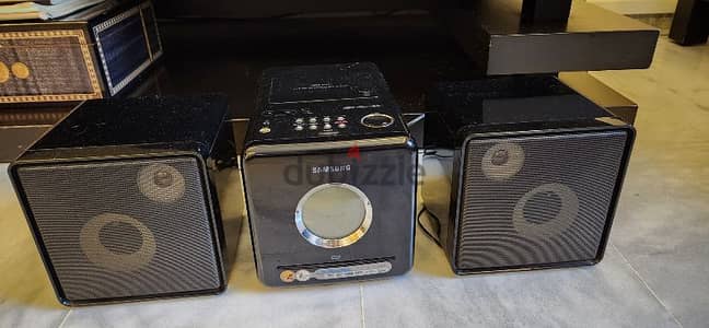 Home stereo with speakers