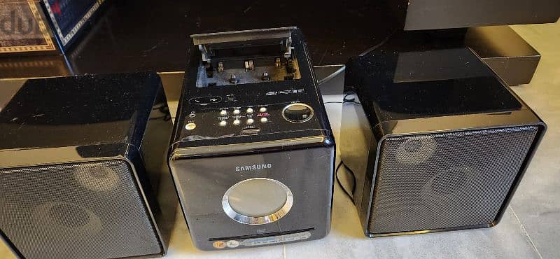 Home stereo with speakers 1