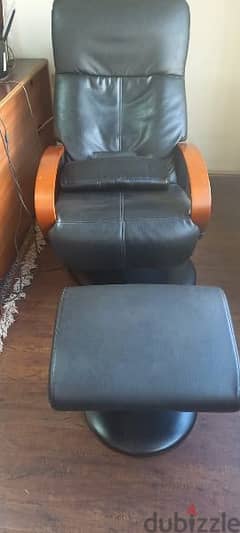 massage chair in black leather in perfect condition