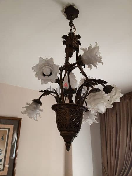 traditional floral shade chandelier/ ثريا ذات ظلال زهرية تقليدية 2