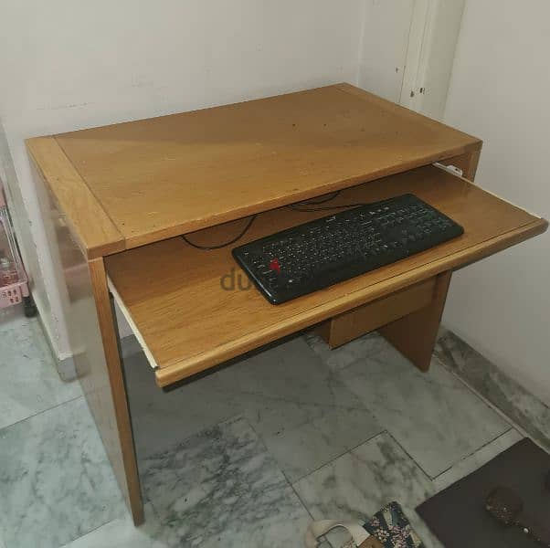 desk for computer مكتب كمبيوتر بحالة ممتازة 1