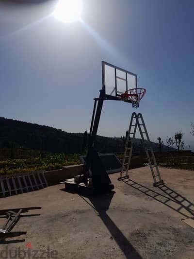 Basketball hoop with manivel